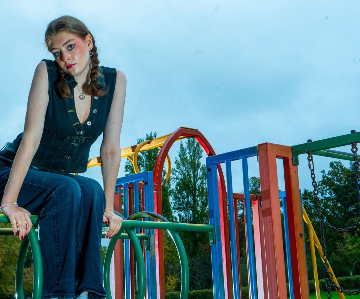 Daisy Peacock turns heartbreak into a flirty indie‑pop banger with “girlbestfriend”